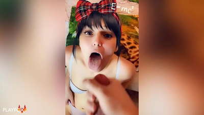 Menina do colegial recebe seu primeiro esperma na boca de um colega de classe